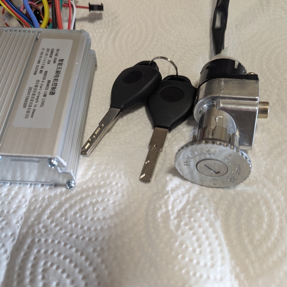 Silver Electronic Control Module with Keys - Picture 4 of 4